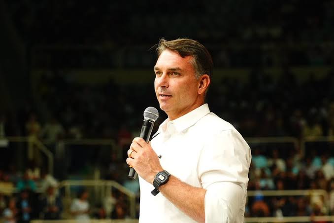 Flávio Bolsonaro nega irregularidades em pedido de R$ 134 milhões para Vorcaro 