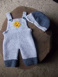 Calça De Croche Para Bebe Recem Nascido Conjunto De Macacao E Bone Confeccionados Em Croche Detalhes Solzinho Em Croche C Roupas De Croche Para Bebe Modelo De Bebe De Croche Croche Para Meninos