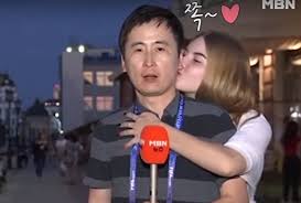 Reportera Iz Yuzhnoj Korei Rossiyanki Dvazhdy Pocelovali Vo Vremya Pryamogo Vklyucheniya