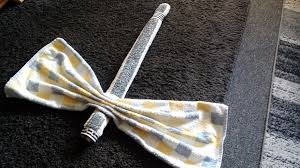 Libelle Illustrierte Handtuch Origami Faltanleitung How To Make A Dragonfly Out Of A Towel Mit Bildern Handtuch Falten Handtucher Niedliche Figuren