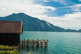 Der Idyllische Wachensee Mit Blick Auf Die Ammergauer Alpen Wellnessurlaub In Bayern Regt Zum Traumen Und Geniessen An Htt Wellnessurlaub Urlaub Seen Bayern