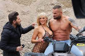 The first round began and they touched gloves. Fotogalerie Zapasnik Mma Karlos Vemola A Playmate Aneta Novotna Pri Foceni Pro Pansky