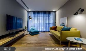 自地自建的現代風透天別墅 設計師在仔細審視屋況與結構後 加以重新配置增強 透過新增的窗面創造好採光 通風氣場 並另外新建兩層樓 加入現代感的簡約概念 打造出節能省電的建築型態 快跟著小編一起來看看吧 設計師依循使用者生活習慣 將一樓室內設定為客餐廳與