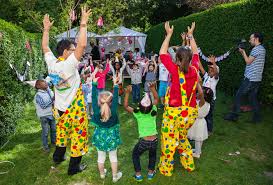 Spectacle de cirque pour enfants et tous public, journée initiation aux arts du cirque, dîner spectacle sous chapiteau de cirque, activité cirque, atelier cirque, initiation cirque, animations pour anniversaire. Animateur Enfant Fete De Famille Animation Enfant Mariage Animatrice