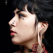 Rose Gold Warrior Hexdulce Is A Dream Photographer Brianloveco Makeup Hair Martinnepton Piercer On Set Jamesrajews In 2020 Body Piercings Piercing Piercings