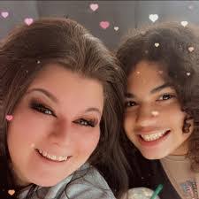 Shannon Seagraves's Instagram, Twitter & Facebook