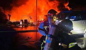 Photo Un spectaculaire incendie ravage une brocante prs de Rennes : 90 ...