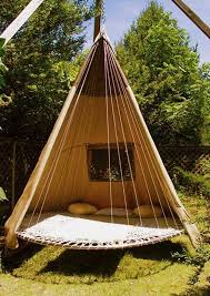 Vous Avez Un Vieux Trampoline Et Si Vous En Faisiez Un Lit Suspendu Backyard Hammock Backyard Trampoline Diy Hammock