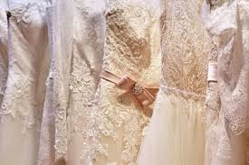 Zauberhaft schlicht detailverliebt und elegant. Brautkleider Vintage Die Trends Inspirationen In Spitze Vintage Boho
