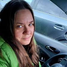 Czy widzieliście już jeżdżące po ulicach #Białystok dwa autobusy w  specjalnie przygotowanej świątecznej okleinie🚌🎄❓Na pojazdach i w środku  nich znajdują się liczne akcenty przypominające o zbliżających się świętach  Bożego Narodzenia. Jeśli udało