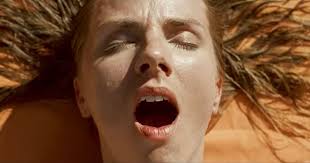 Incest, krvavé Vánoce a ponožkové hlavy. To vše nabídne hororový seriál  Beyond the Dark