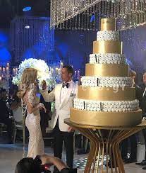 Γεννήθηκε στη λευκωσία, κι έζησε τα μαθητικά της χρόνια στην συνοικία της χρυσαλινιώτισσας, στη πράσινη γραμμή. O Xlidatos Gamos Ths Ale3andras Loizoy Sto Londino Me Ton Kyprio Megistana Andrea Panagiwtoy Goba Stileto