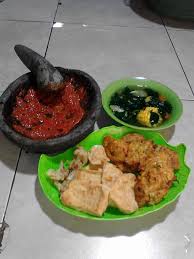 Seporsi sayur bening bayam bersama nasi dan lauk pauk lainnya bisa memberikan asupan gizi yang cukup sehingga tubuh akan tetap sehat. Tomcat Tom S Catering Sayur Bening Beserta Lauk Dan Sambal Ala Tomcat Facebook