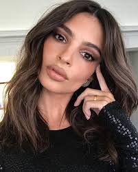 Giving Emrata A 90s Look Tonight For The Premiere Of Her New Movie Ifeelpretty Styled By Emmajadem 90s Makeup Look Emily Ratajkowski Makeup 90s Eye Makeup