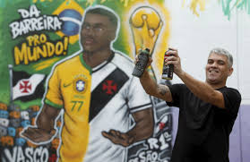 'Da favela para o mundo’: Barreira do Vasco pinta as ruas no embalo da presença do cria Rayan na Copa