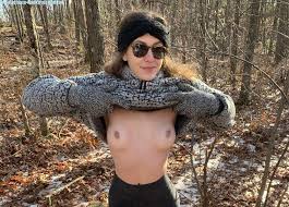 Alissa Zeigt Im Wald Ihre Titten – Private Nacktfotos