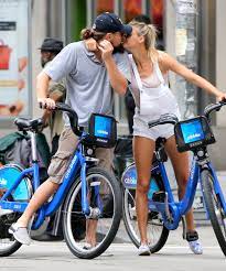 Blake lively nasceu em tarzana, na cidade de los angeles, filha dos atores ernie lively e elaine lively. Leonardo Dicaprio Continues To Find Love On A Citi Bike Vogue