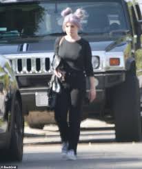 Kelly osbourne says she has 'not done plastic surgery' amid 'stupid rumors' in response to her stunning new look. Kelly Osbourne Makes Her First Public Outing Since Revealing Sobriety Relapse Oltnews