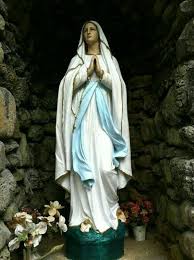 Posteriormente, el 18 de febrero, la señora habla con bernardita, quien le. Virgen De Lourdes Virgin Mary Statue Blessed Mother Statue Mother Of Christ