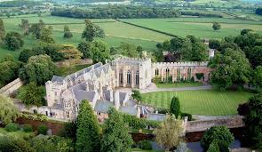 This Medieval Palace In The Wells Somerset Is Perfect For Opulent Wedding Receptions Surrounded By A Pic Bishop Palace Wedding Venues Somerset Palace Garden