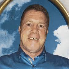 Spat over extravagant grave for 'Traveller King' Willy Collins STILL not  resolved