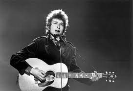 Bob dylan arrived on the scene in the '60s as a protest singer with a funny voice and a remarkable way with words. Bob Dylan Lehnte Angeblich 400 Dollar Deal Ab Bevor Er Sein Gesamtwerk Verkaufte