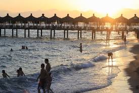 Doch ob der sommerurlaub in antalya side oder bodrum klappt ist unsicher. Beach Strand Plaj Picture Of Asteria Kremlin Palace Antalya Tripadvisor