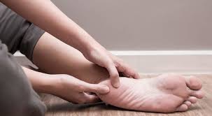 Inflammation and swelling at the front of the heel. Heel Spur Vs Plantar Fasciitis Discover The Differences In Motion O C