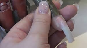 Schon am zweiten tag löste sich der lack aber an zwei fingern am unteren rand. Nageldesign Basiswissen Tips Richtig Kleben Und Verarbeiten Fur Nagelverlangerung Youtube