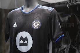 Now known as club de foot montréal, the team's new badge features a stylized snowflake made up of several ms for montreal in silver as well as arrows pointing inwards, this is placed within a black circle trimmed in blue. Das Neue Cf Montreal 2021 Trikot Ist Da Nur Fussball
