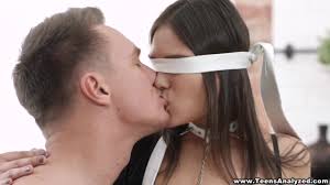 She takes off her blindfolded and gets eaten out - HDTEEN.PORN