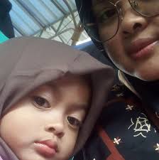 Wanita itu semakin tua semakin nggak menarik, susah punya anak! Beda sama  laki-laki.” Melati tak ingin menyela ucapan Daniel. Namun, kata-kata lelaki  di hadapannya semakin kejam. “Kalau kita nggak keburu nikah secepatnya,