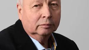 Han öppnar ett ovanligt glest fullmäktige i kväll