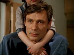 Он начал жизненный путь матросом и не мечтал больше ни о чем, но трагические события навсегда изменили его судьбу. Karnaval 1981 Aktery I Roli Aleksandr Mihajlov Sovetskie Filmy Kino Teatr Ru