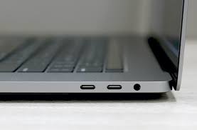 Power Your Macbook Pro From Right Side Usb C Ports Here S Why