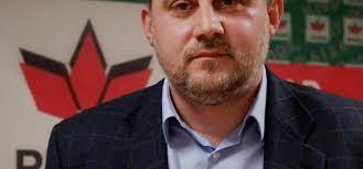 Tóth szerint azok a kisboltok, amik nem pályáztak, így nem is nyerhettek koncessziót, be fognak zárni a kieső bevételek miatt, mert nem nyertek koncessziót. OrganizaÈ›ia JudeÈ›eanÄƒ Arad A Udmr Il Propune Pe Toth Csaba Pentru FuncÈ›ia De Prefect