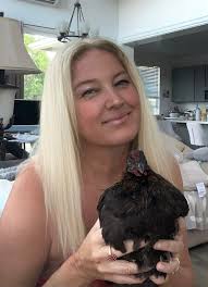 Definitly a very good mother! Hope that no predotors come to attack!