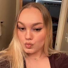 Amanda Salvo's Instagram, Twitter & Facebook