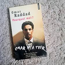 Le doigt de karim raddad suit le tracé des lettres ensanglantées. Omar Raddad Pourquoi Moi Omar M A Tuer Sami Bouajila Film
