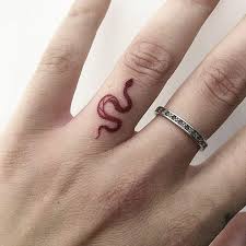 A Little Red Snake Tattoo On The Ring Finger Today Pin Tatowierungen Fingertattoo Fingertatowierungen