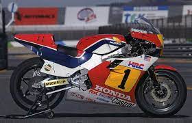 epingle sur motos de course