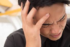 Antara gejala yang dialami ialah sakit menyengat pada bahagian belakang kepala atau leher, sakit pada bahagian mata dan mata menjadi lebih sensitif. Penyebab Sakit Kepala Sampai Ke Mata Disertai Pusing