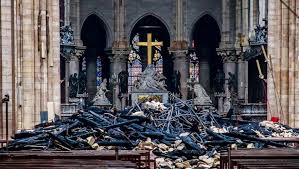 Cupola catedralei a fost cuprinsă rapid de flăcări. LucrÄrile La Renovarea Catedralei Notre Dame Din Paris ContinuÄ La Doi Ani De La Incendiul Devastator Europa Fm