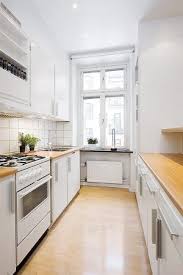 En el segundo piso hay dos dormitorios que comparten un cuarto de baño y en el tercer piso se ha diseñado un cuarto de estudio y un dormitorio adicional. Hogar Diez Como Decorar Cocinas Alargadas