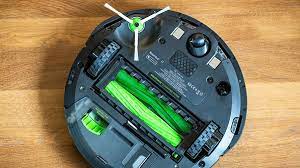 The bottom of the roomba i7+ is quite similar to the 900 series roomba's. Irobot Roomba I7 Im Test Perfekter Begleiter Fur Die Faulen Unter Uns Nextpit