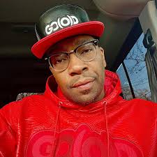 I know when a n*gga is dating a woman younger than him when I see it 😂 Got  Stephen A dressed like a under cover cop 😭