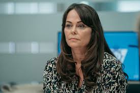 Ds steve arnott is arrested on suspicion of murder but continues to protest his innocence. The Six Clues That Line Of Duty S H Is Lawyer Gill Biggeloe As She Sets Up Hastings To Go Down For His Wife S Murder