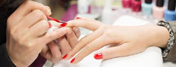So entfernst du nagellack aus deiner kleidung. Manikure Mit Uv Nagellack So Tragst Du Ihn Auf Tipps Tricks