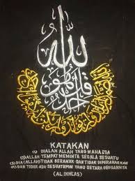 Lapisan bingkai yang indah akan lebih membius mata jika di dalamnya terdapat karya seni lukis kaligarfi. Contoh Tulisan Khat Assalamu