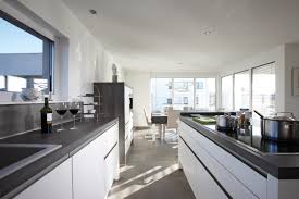Wohnideen Die Grau Und Schwarze Kuche Im Bauhaus Stil Passt Perfekt In Das Moderne Bauhaus Moderne Kuche Fingerhaus Fertighauser